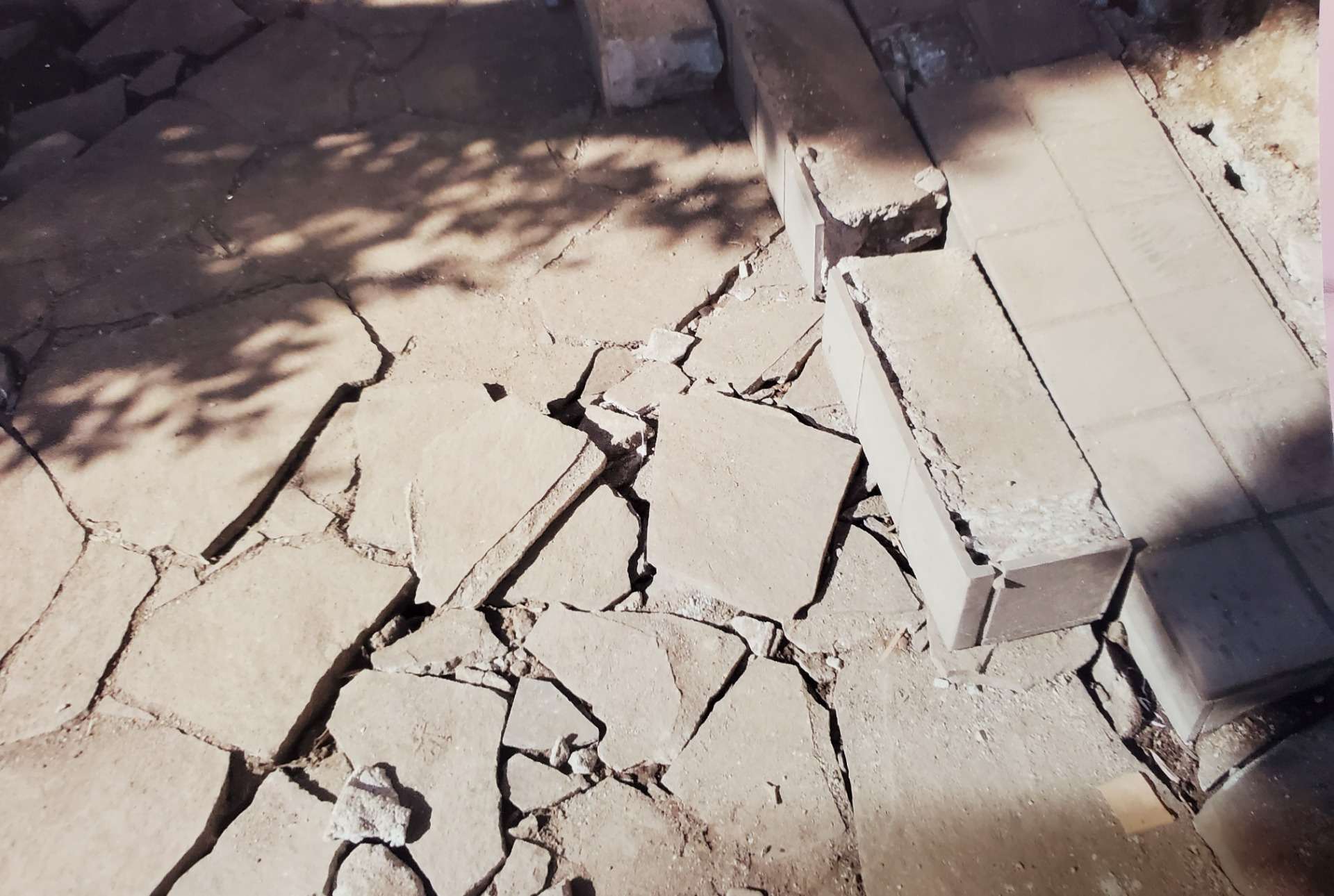 地震による玄関ポーチ破損　沈下修正　補修工事