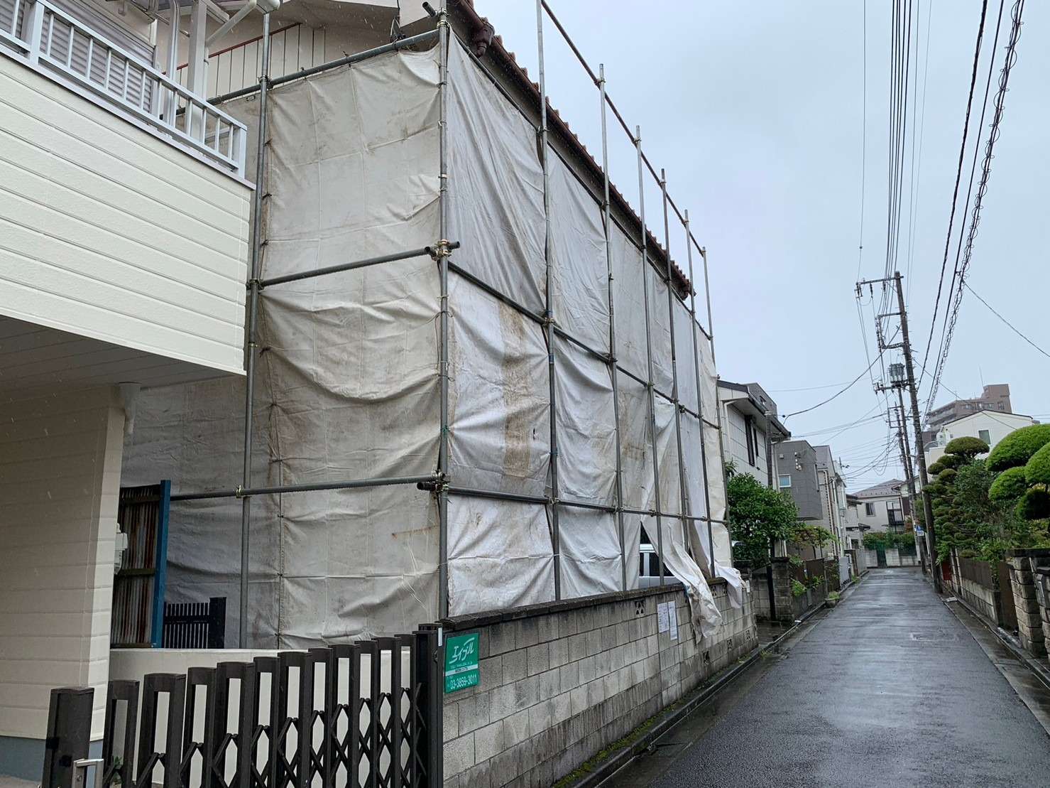 東京都足立区西竹の塚で２階建アパートの解体工事を着工させて頂きました。