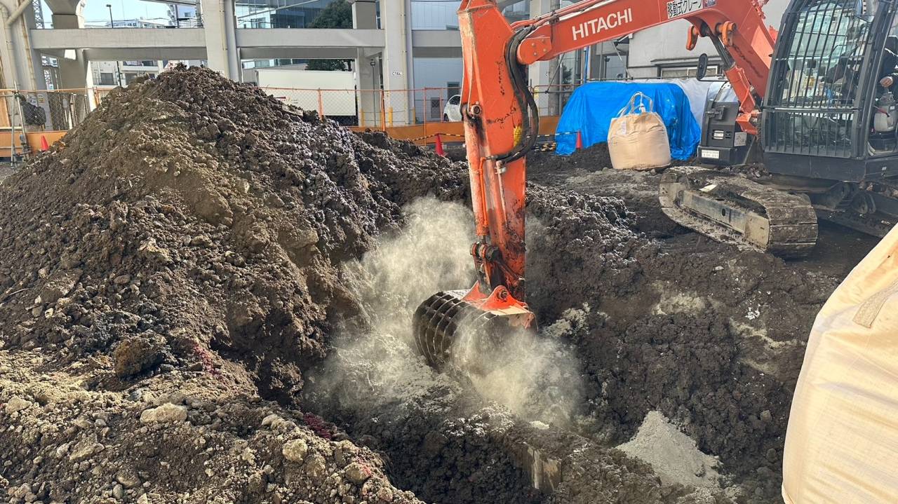 東京都荒川区西日暮里の既存基礎、塀、土間撤去、地盤改良工事の進捗状況です。