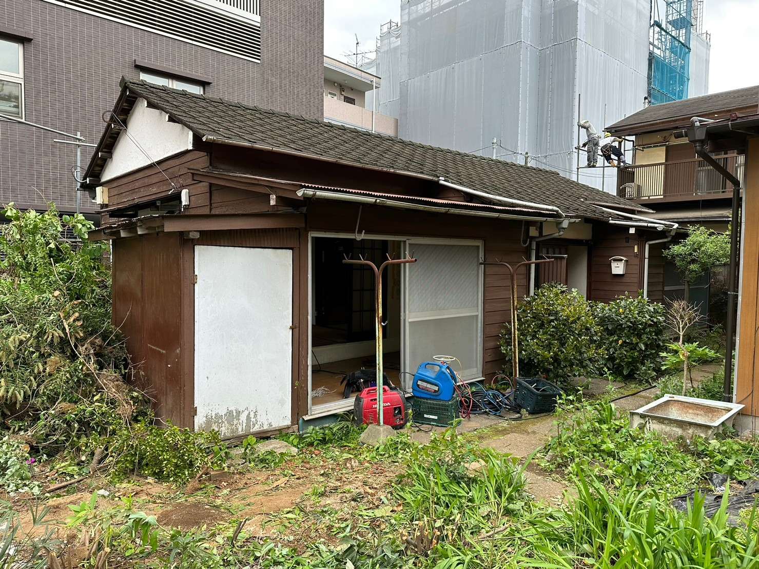 東京都調布市小島町で解体工事を着工させて頂きました。