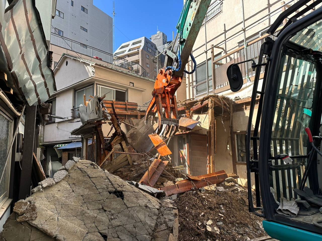 東京都北区滝野川の木造２階建物解体工事の進捗状況です。