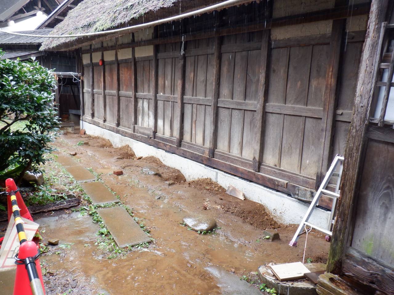 東京都三鷹市大沢で水車経営農家（東京都有形文化財茅葺屋根古民家）の補強工事が終了しました。