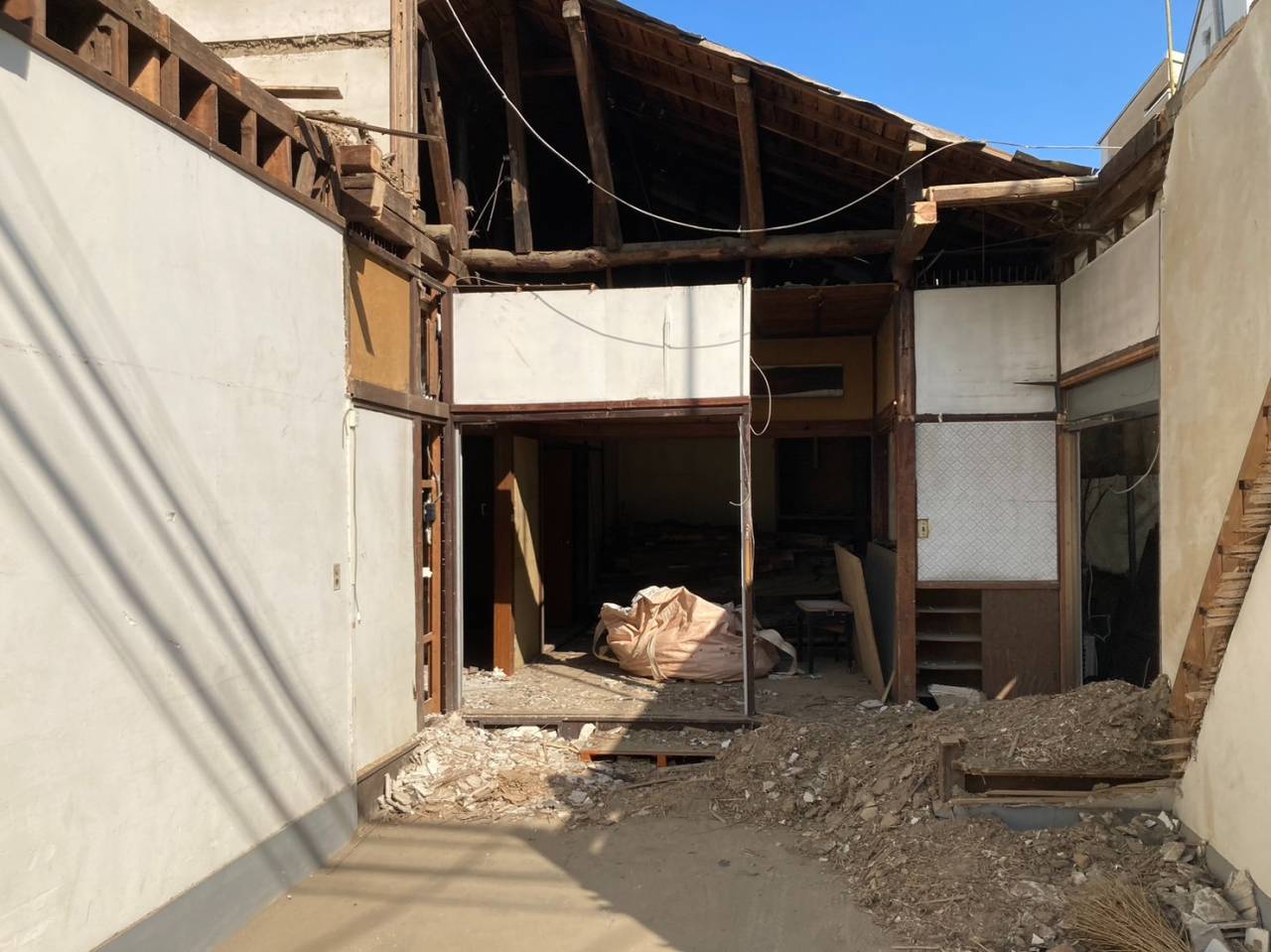 東京都世田谷区深沢の木造２階建物解体工事の進捗状況です。