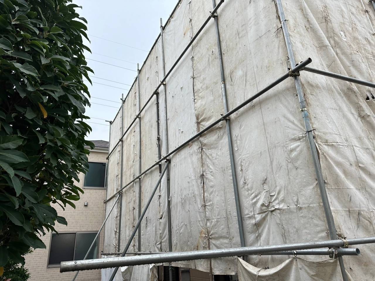 東京都足立区谷在家で軽量鉄骨2階建物解体工事を着工させて頂きました。