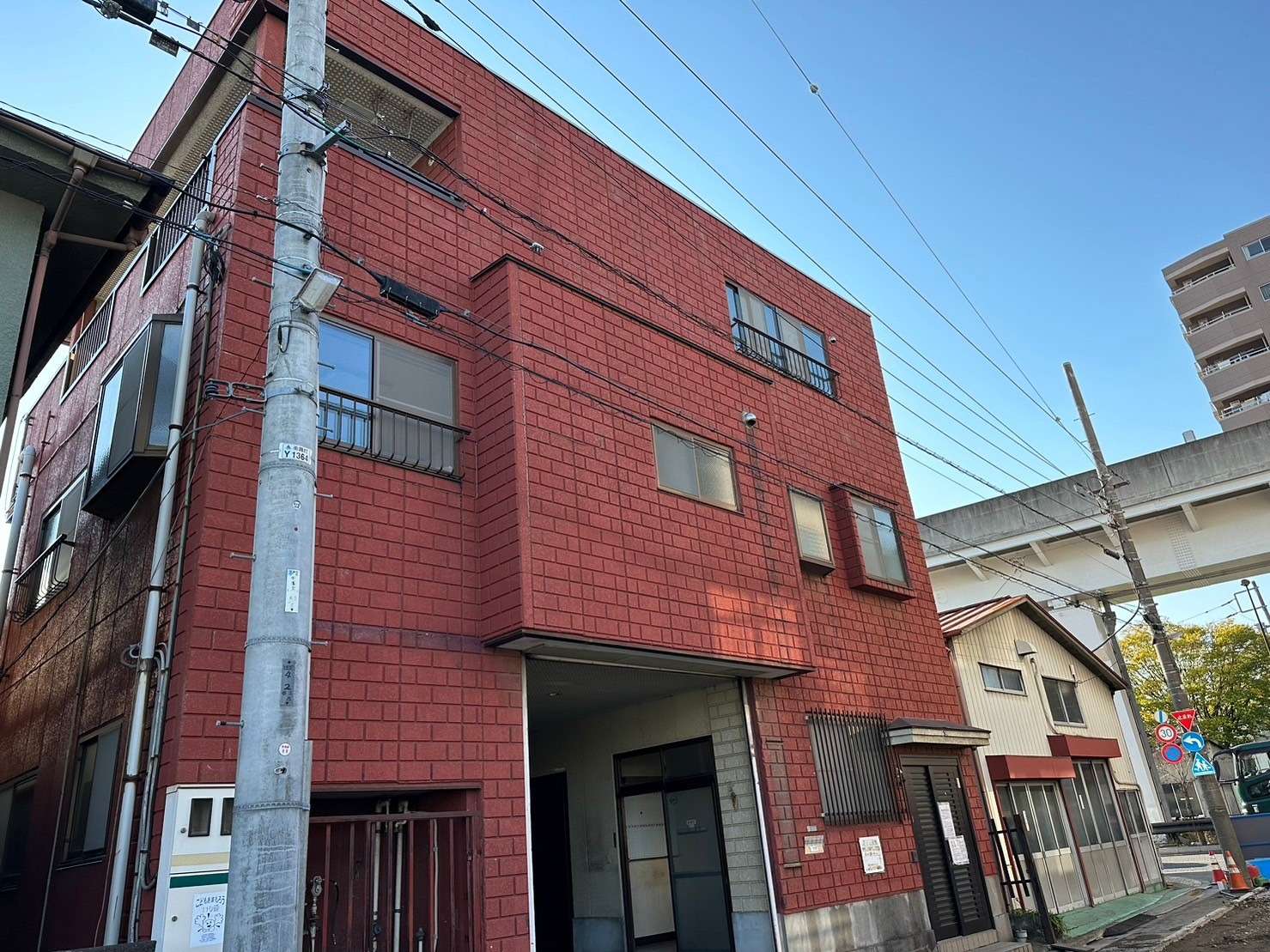 東京都足立区舎人で鉄骨３階建物解体工事を着工させて頂きました。