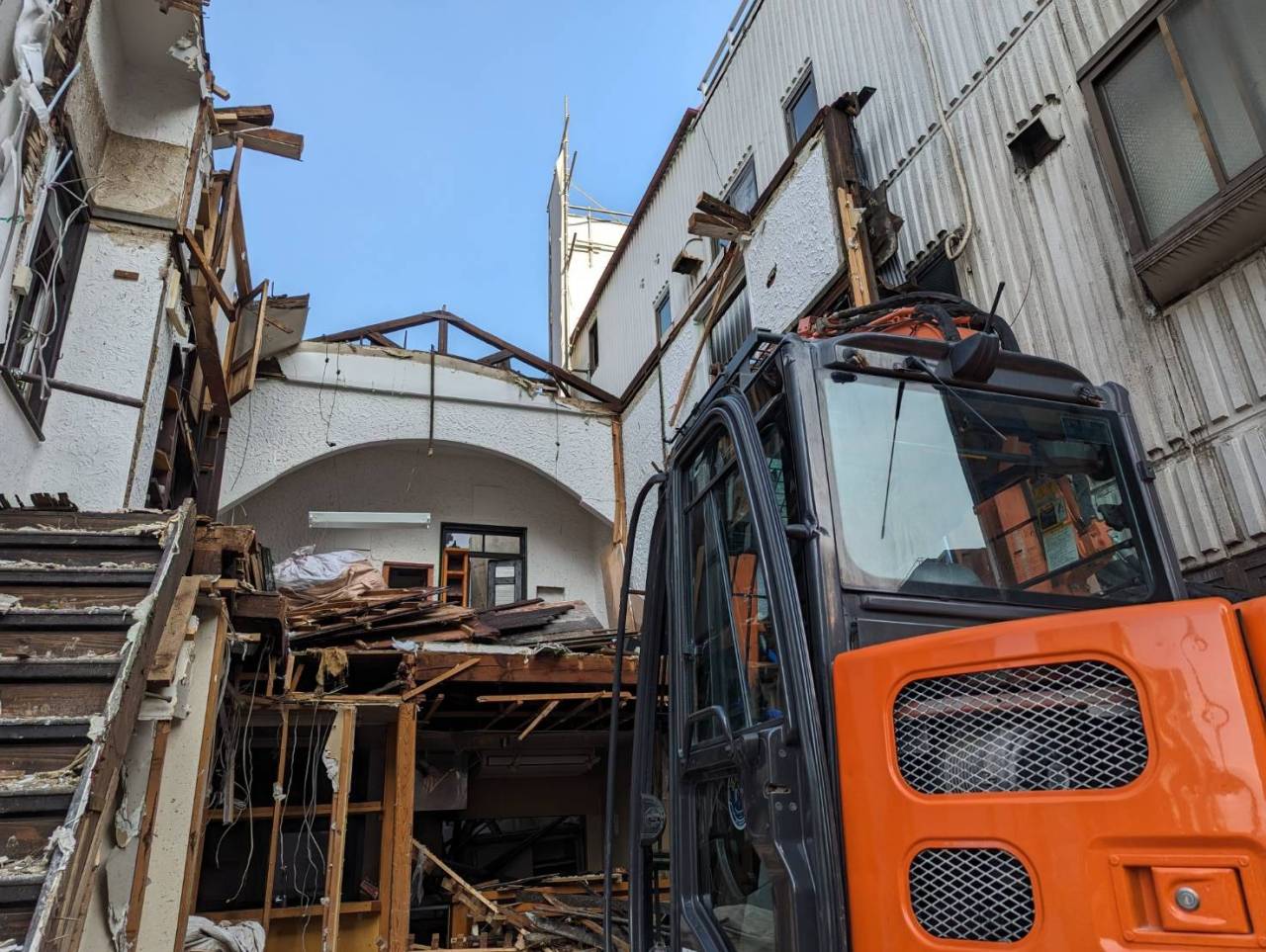 東京都新宿区西早稲田の木造２階建て・鉄骨４階建物解体工事の進捗状況東京都新宿区です。